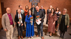 Vinnerne Karin Okkenhaug Seim og Iver Olav Erstad sammen med de andre finalistene i det som ble en feiring av kreativitet og fornyelse. Her er alle bidragsyterne og artister samlet og flankert av biskop Jan Otto Myrseth og bispedømmerådsleder Lill-Tone Grahl Jacobsen. Karin Okkenhaug Seim foran i blå kjole med Iver Olav Erstad på sin venstre side.