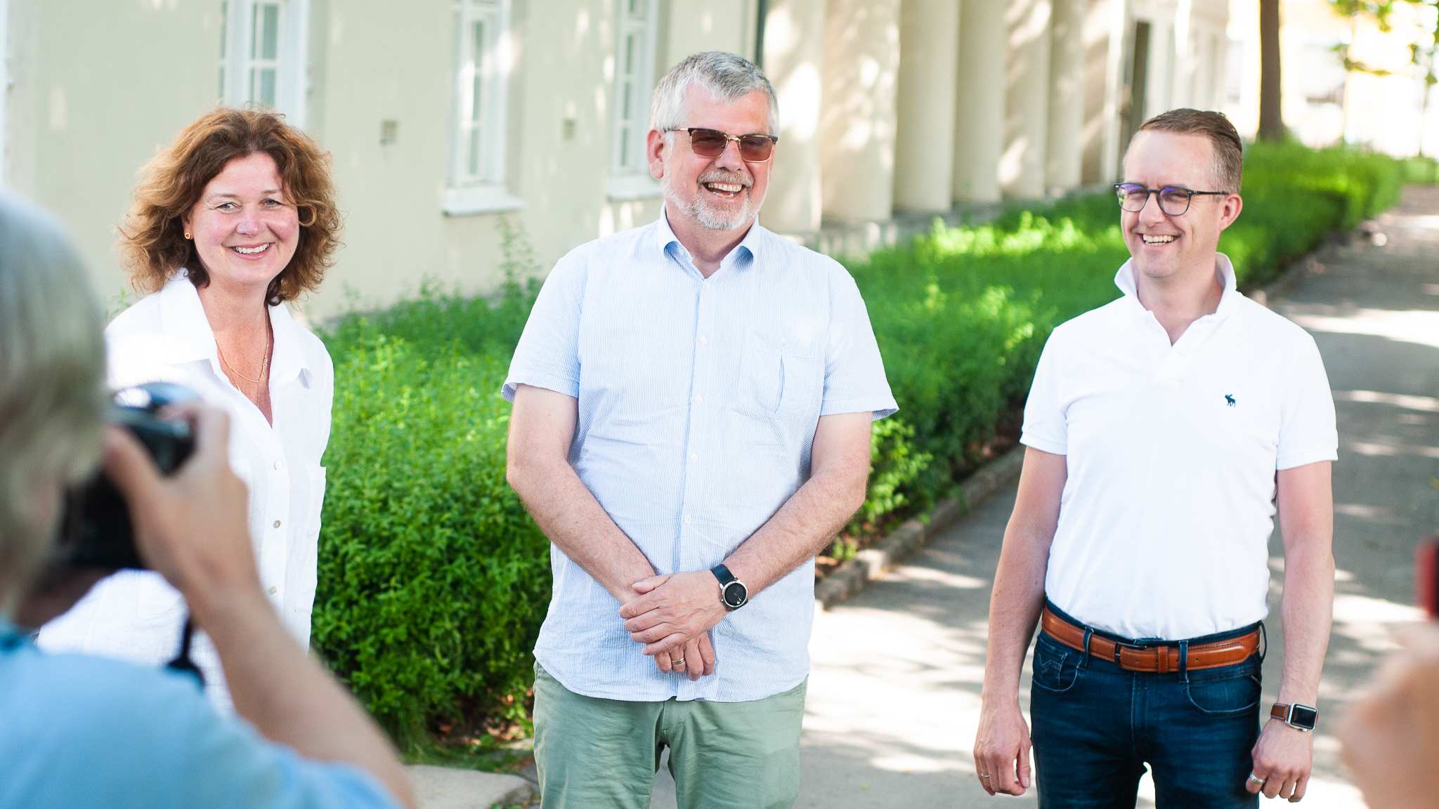 Det var god stemning da juryen møtte pressen tidligere i uken. Ellen Marie Carlsen, Jan Stefan Bengtsson og Øystein Lund Olafsen skal finne tre vinnere i dåpssalmekonkurransen. (Foto: Henrik Guii-Larsen/Tunsberg bispedømmekontor)