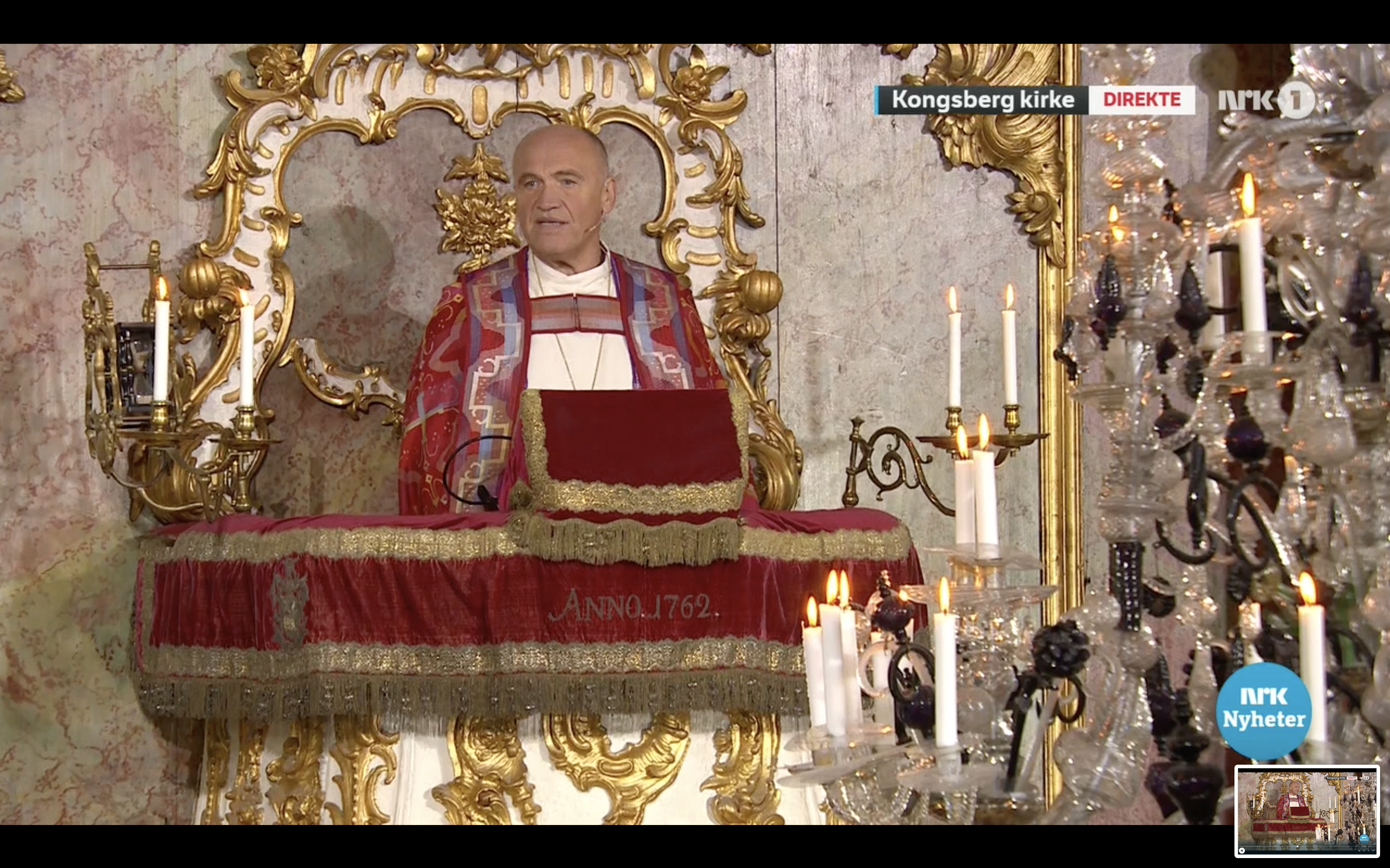 Biskop Jan Otto Myrseth preker under sørgegudstejensten i Kongsberg kirke 17. oktober 2021. (Skjermdump NRK).