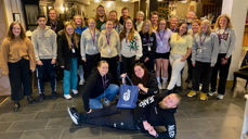 De fleste delegatene og observatørene samlet i lobbyen på Søstrene Storaas hotell i forbindelse med Ungdommens bisopedømmemøte 2021. (Foto Henrik Guii-Larsen)