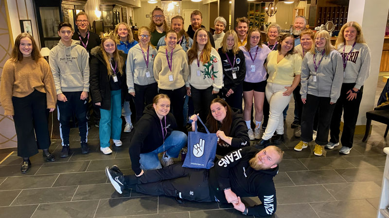 De fleste delegatene og observatørene samlet i lobbyen på Søstrene Storaas hotell i forbindelse med Ungdommens bisopedømmemøte 2021. (Foto Henrik Guii-Larsen)