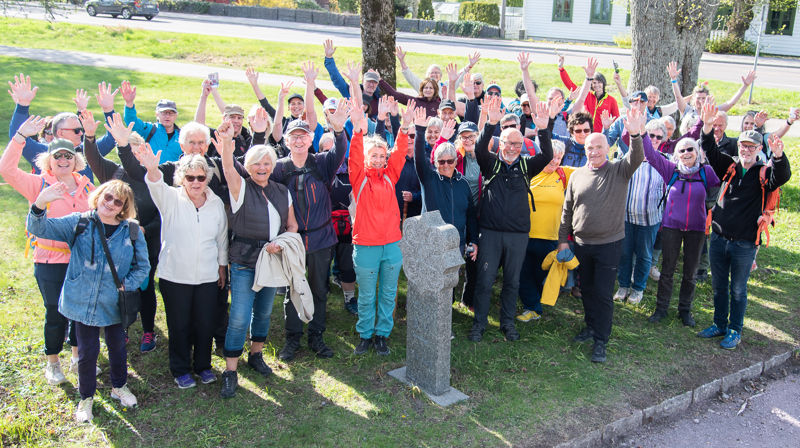Nesten hele pilegrimsgjengen samlet ved miilestenen utenfor Borre kirke