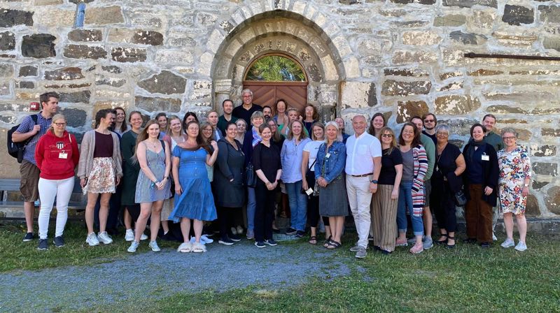 Studenter fra Borg, Oslo, Hamar og Tunsberg sammen med biskoper og andre kirkelig ansatte på Veien til vigslet tjeneste.