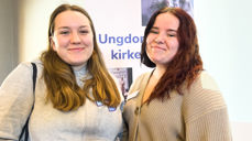Bleona (tv) og Bjørg ved talerstolen på Sundvolden under årets Ungdommens kirkemøte. (Foto: Henrik Guii-Larsen/Dnk)