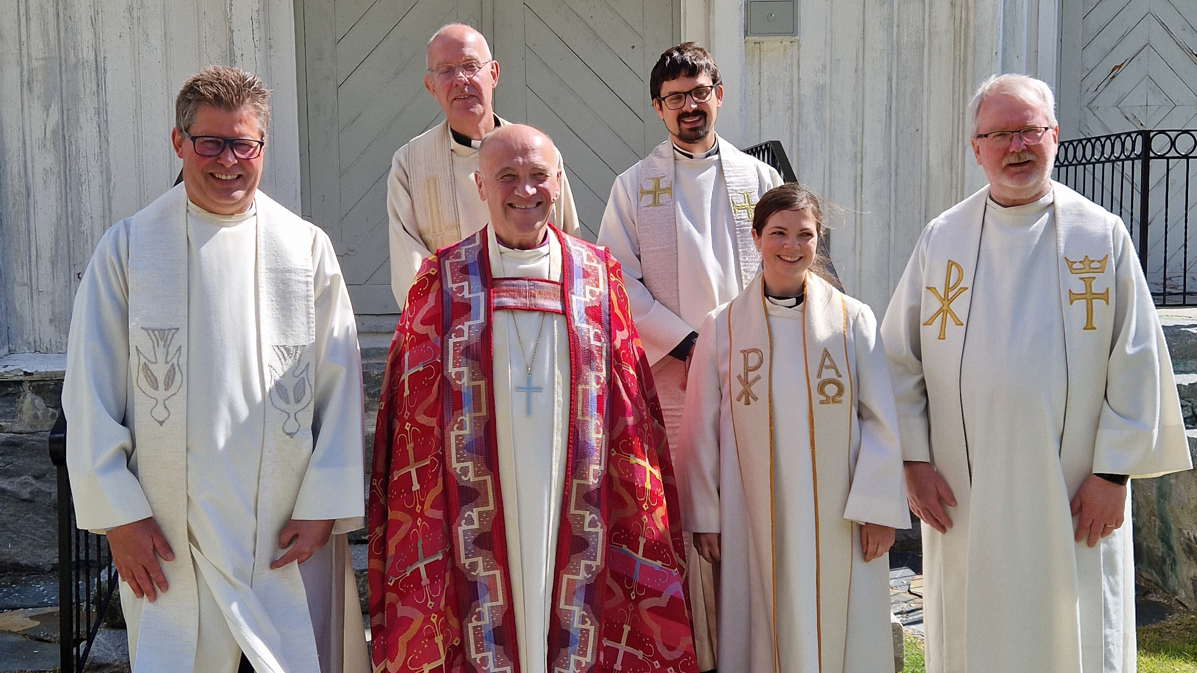 En godt kledd gruppe prester med store hjerter for Numedal. Foran fra venstre: Trond Morlandstø, biskop Jan Otto Myrseth, Kristine Bekken Aschim og Stig Kaarstad.  Bak fra venstre: Prost Roar Tønnensen og Audun Opland.