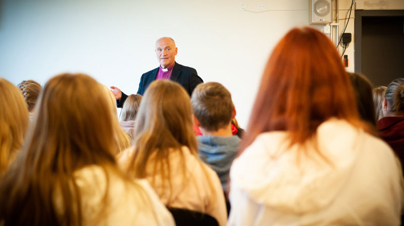 Biskop Jan Otto sammen med elever på 10. trinn på Sigdal ungdomsskole.
