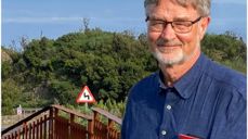 Biletet er teke på La Gomera sist haust. Eg valde dette biletet på grunn av trafikkskiltet. Livet kan vera svingete. Nokre gonger er det varsla, andre gonger kjem det som ligg bak svingen overraskande og uforberedt. Når ein kjenner seg hjelpelaus, er det godt å kunne leggja den vidare ferda i ei trygg Faderhand.