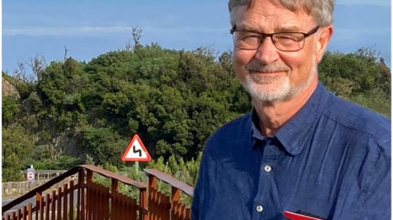 Biletet er teke på La Gomera sist haust. Eg valde dette biletet på grunn av trafikkskiltet. Livet kan vera svingete. Nokre gonger er det varsla, andre gonger kjem det som ligg bak svingen overraskande og uforberedt. Når ein kjenner seg hjelpelaus, er det godt å kunne leggja den vidare ferda i ei trygg Faderhand.