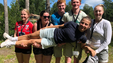 Denne gjengen fikk lønn som som trosopplæringsmedarbeidere i Holmestrand, sommeren 2022. Fra venstre: Hanna Saaghus, Marta Einarsen, Sigve Johan Lie, Johan Løkkemyhr og Selma Røysland. Liggende foran: Inga Saltnes. Foto: Tove Solberg Askekjær.