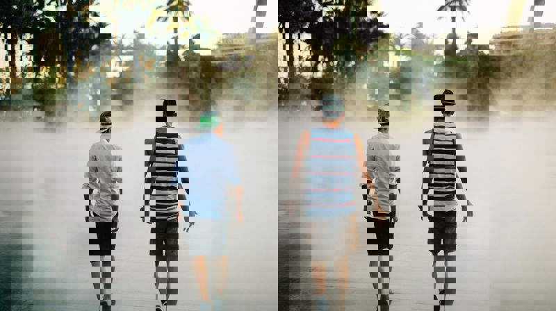 To unge menn går inn i tåken. Bildet er fra vår egen tid, men kan minne om de to Emmausvandrerene som fikk gå noen skritt med den oppstandne Jesus for over 2000 år siden.