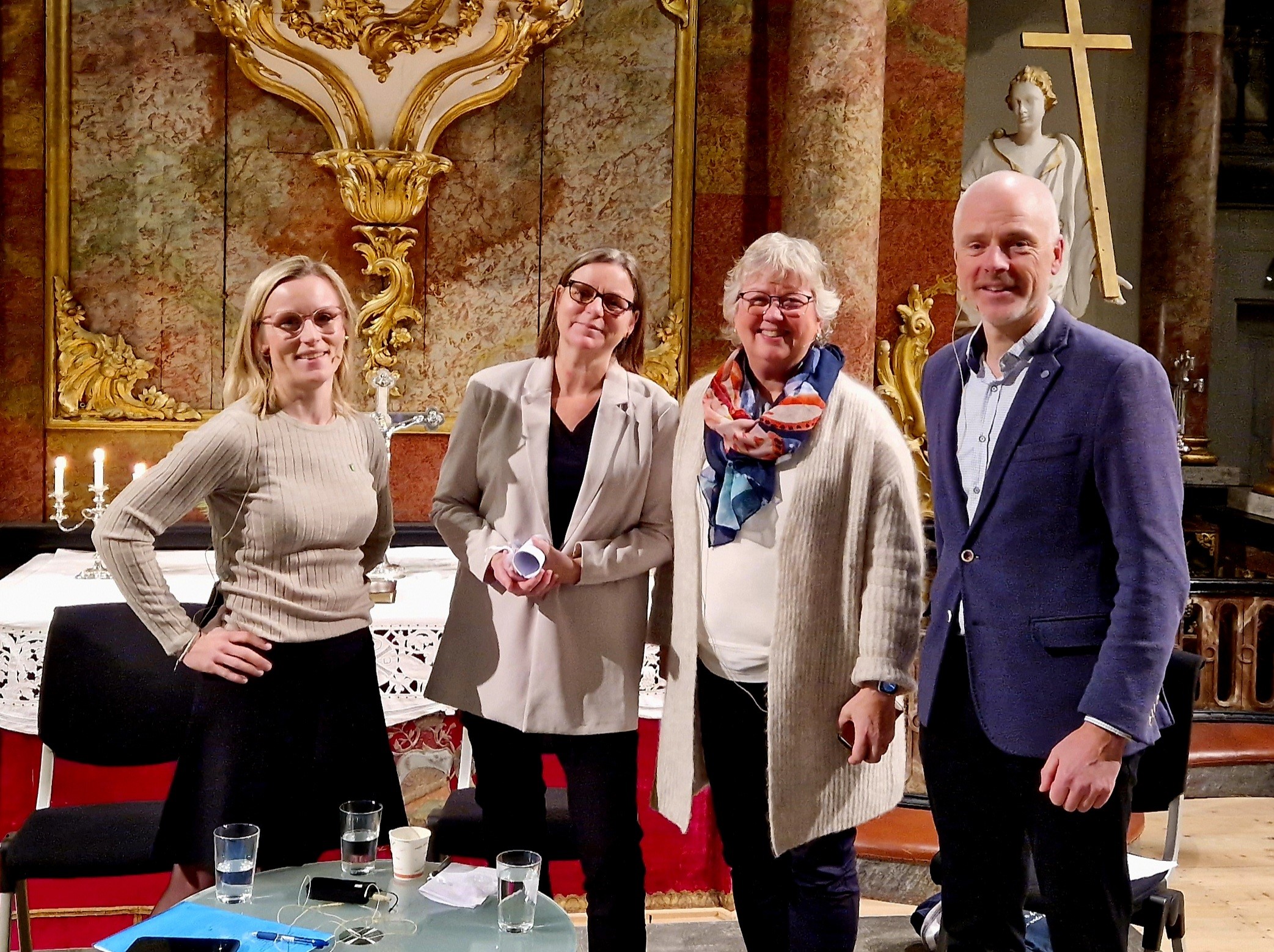 På temakvelden om Velferdsteknologi og etikk deltok (f.v.) Line Spiten, ordfører i Kongsberg, Lisbeth Dahl, assisterende leder Edvardsløkka omsorgssenter, Lill Tone Grahl-Jacobsen, leder i Tunsberg bispedømmeråd og Reidar Aasbø, sogneprest i Kongsberg