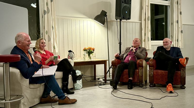 Pål Syse, menighetsrådsleder på Hvasser (t.v.), ledet artist og gründer Venke Knutson, biskop Jan Otto Myrseth og diakon Rune Jæger-Lian i samtale om inkludering på kveldens Fredtunfest. Venke startet kvelden med et innlegg om sitt initiativ Skravlekopp – en folkebevegelse for raushet, inkludering og flere menneskemøter.