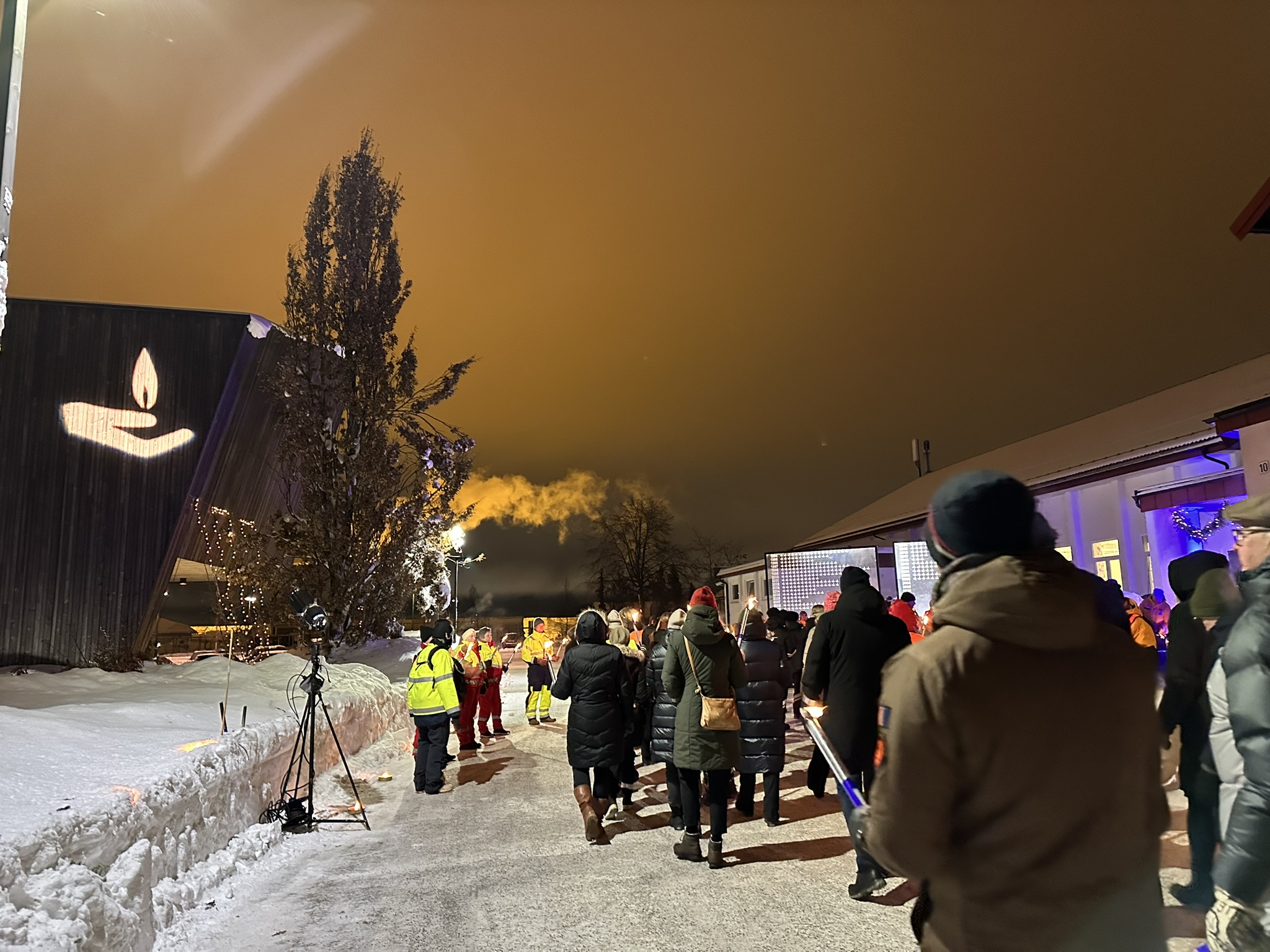 Fakkeltog er en del av begge minnemarkeringene, her fra Gjennestad i 2024. Foto: Torill Landaasen