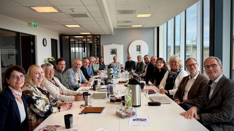 Bispedømmerådet og ansatte ved bispedømmekontoret samlet. Litt kjedelig bilde, men ingen kjedelige saker på bordet! Foto: Torill Landaasen