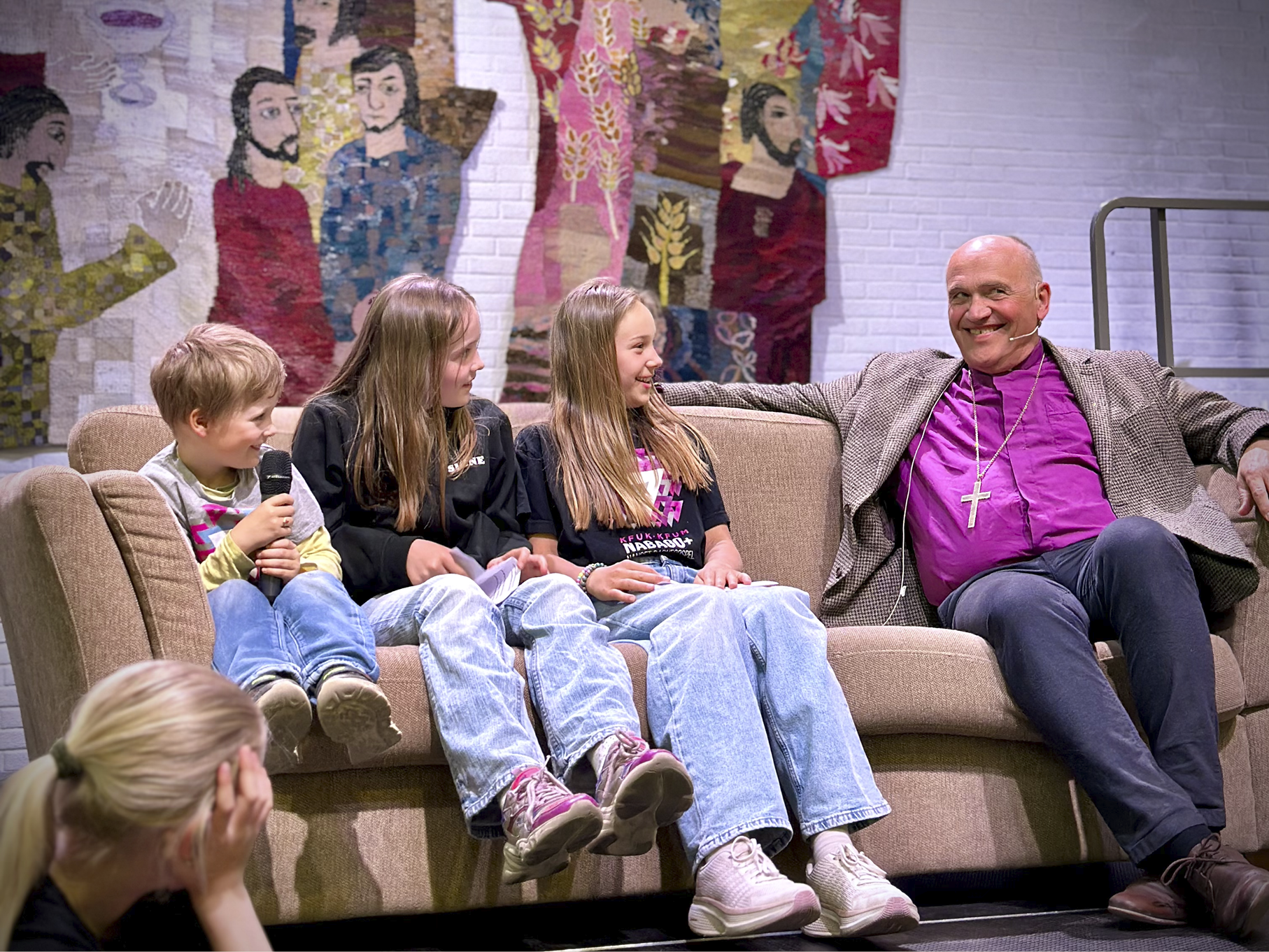 Gunnar, Signe og Ella hadde flere spørsmål til biskopen under kulturkvelden i Nanset kirke. Hva gjør en biskop, egentlig? Hva gjør du på fritiden? Drømte du om å bli biskop da du var liten? Foto: Torill Landaasen