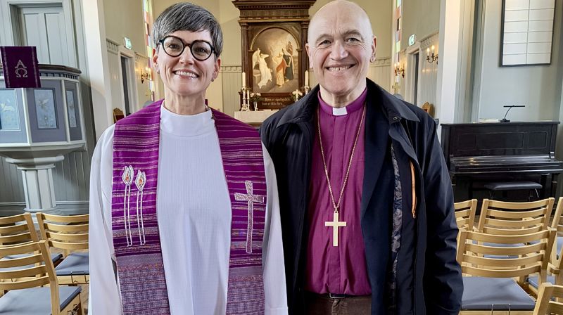 Sokneprest i Lena Rós Matthíasdóttir og biskop Jan Otto Myrseth samarbeidet godt om visitasen sammen med kirkeverge i Jevnaker Helle Keiseraas og prost i Ringerike Kristoffer Lønning Tørressen. Foto: Roar Olsen