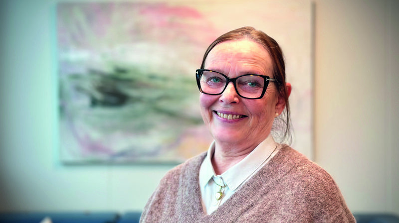 Kari Elisabeth Haug har stilt ut kunsten sin på flere kontinenter – nå også på Tunsberg bispedømmekontor. Foto: Torill Landaasen