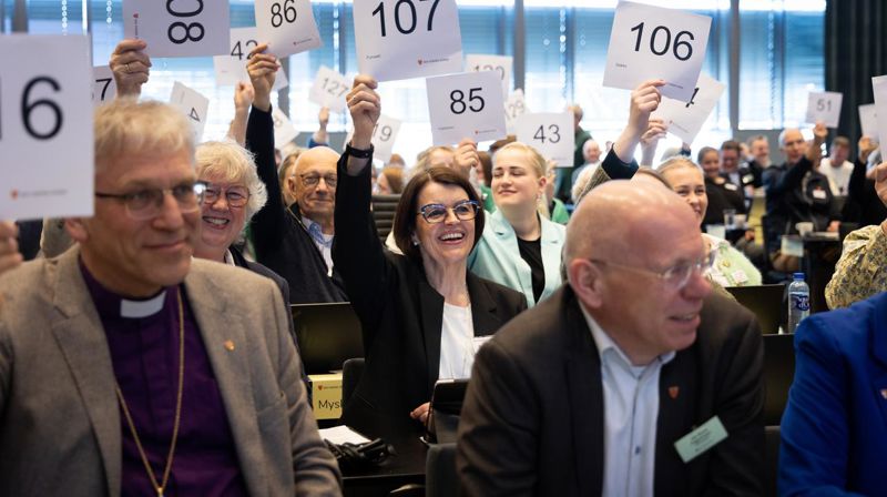 God stemning på Kirkemøtet! Her ser vi Tunsberg-benken ved Lill Tone Grahl-Jacobsen, bispedømmerådsleder (t.v), og Gunnbjørg Furuset, nestleder. Foto: Hans Jacob Heimvoll