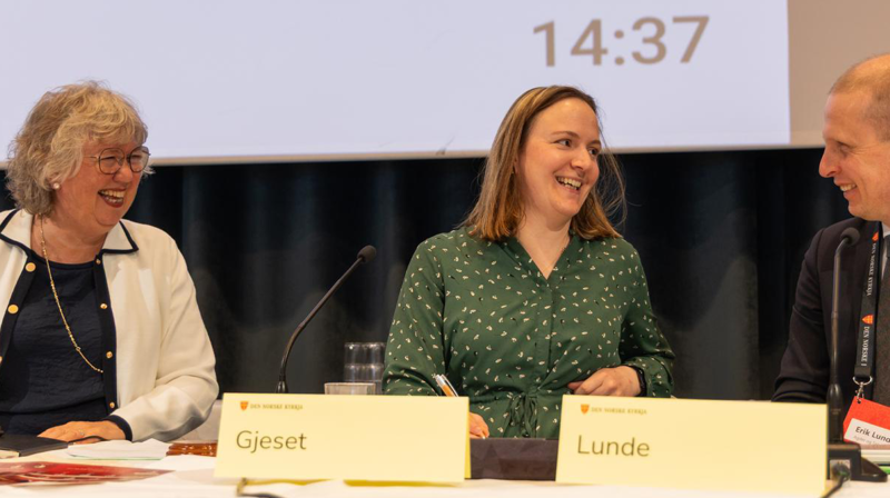 En av sakene er evaluering av Kirkemøtet 2025, hvor Tunsbergs bispedømmerådsleder, Lill Tone Grahl-Jacobsen (t.v.), satt i dirigentskapet.