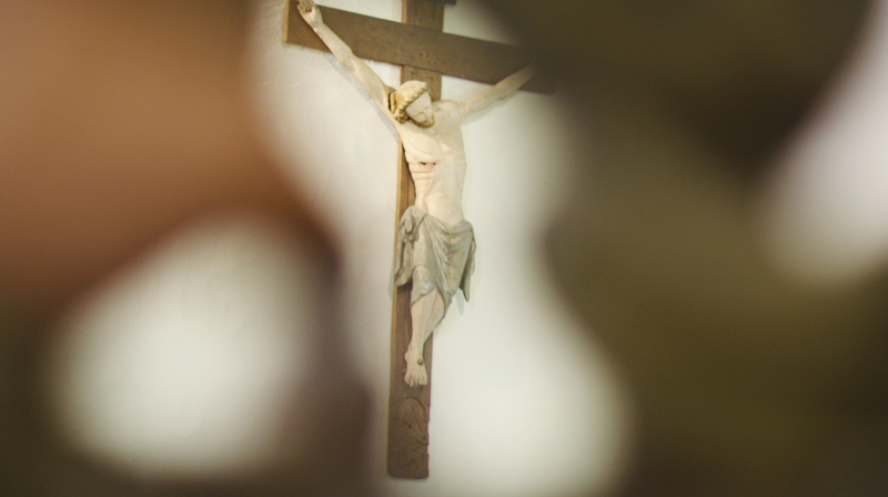 Gjennom sprekkene kommer lyset inn. Foto: Torill Landaasen. Bildet er tatt i Tjøme kirke