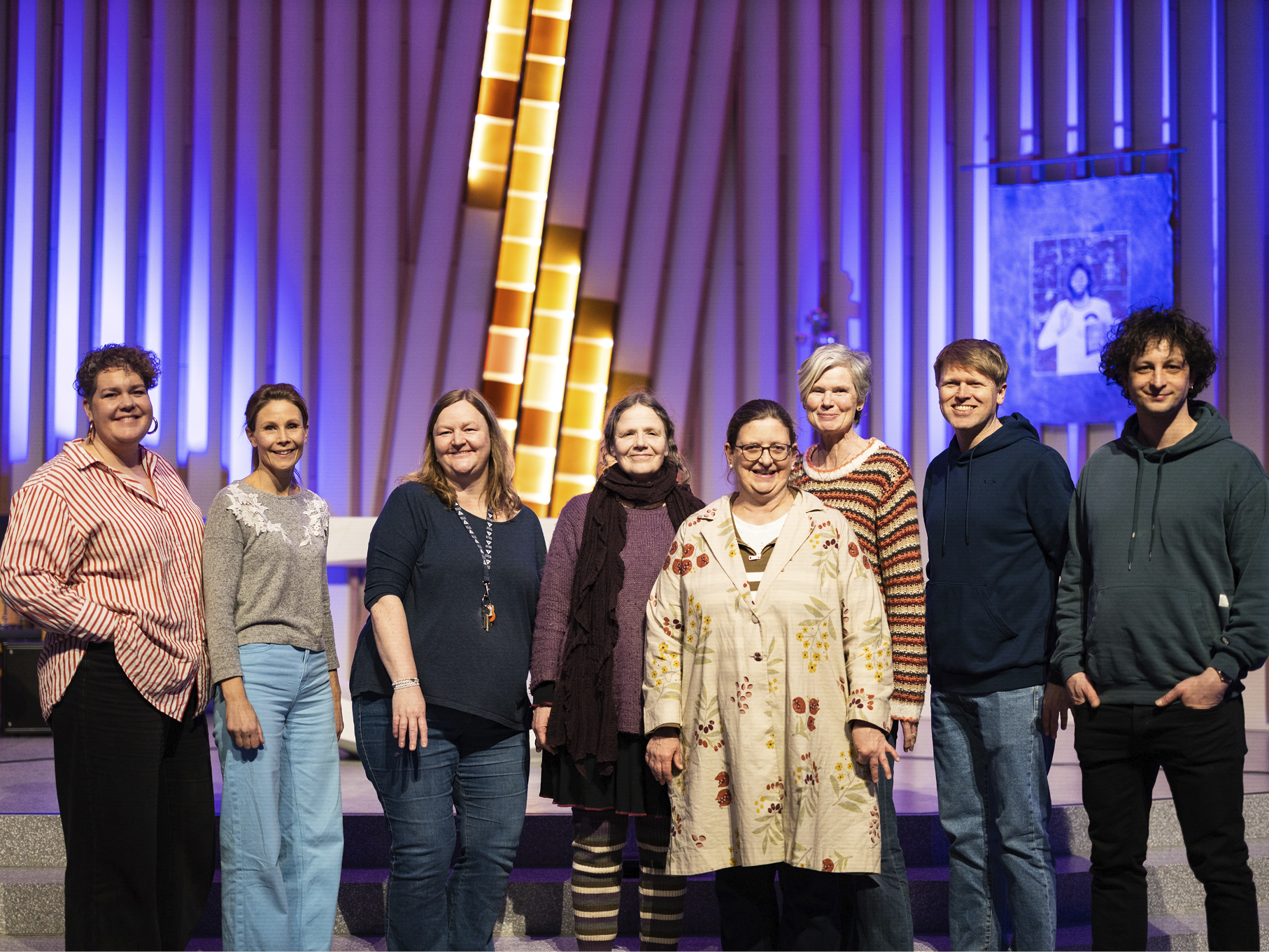 Ringerike jobber sammen. Sokneprest Stine Kiil Saga (f.v.), kapellan Marie Ruud, menighetspedagog Mari Kristoffersen, kantor Corinna Stam, kapellan Frøydis Haug, sokneprest Marie Lyngseth, sokneprest Pål Asle Djupvik og sokneprest Eike Ziller-Off. Foto: Maria Saxegaard