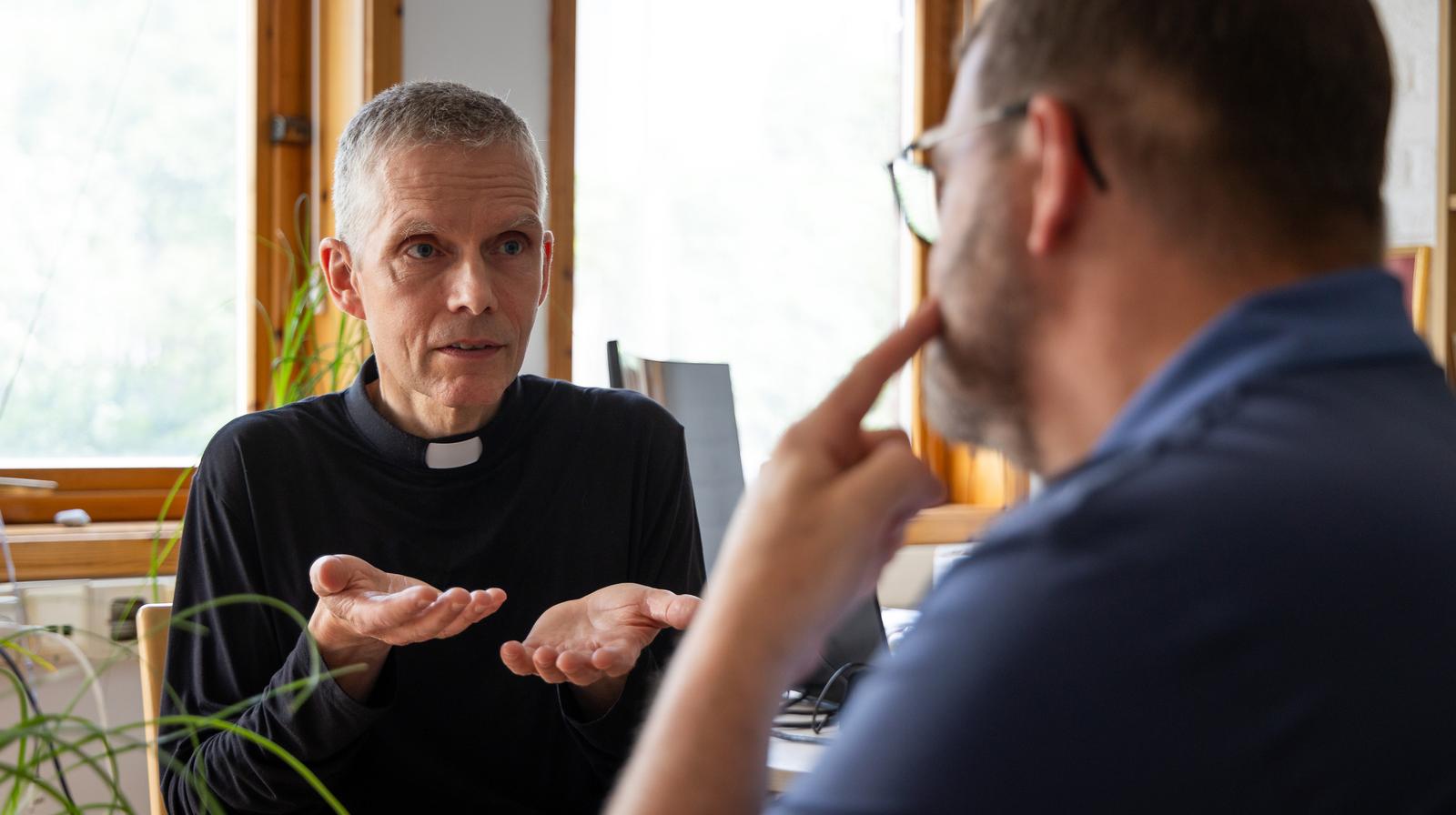 Bispedømmet har som mål at det kommer minst to personer fra hvert prosti. Deltakelse avklares med din prost og kirkeverge.