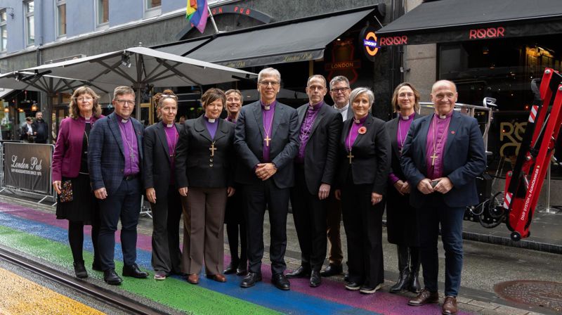 Bispemøtet i Den norske kirke utenfor London Pub i Oslo før det ble sagt unnskyld til skeive. Foto: Kirkerådet
