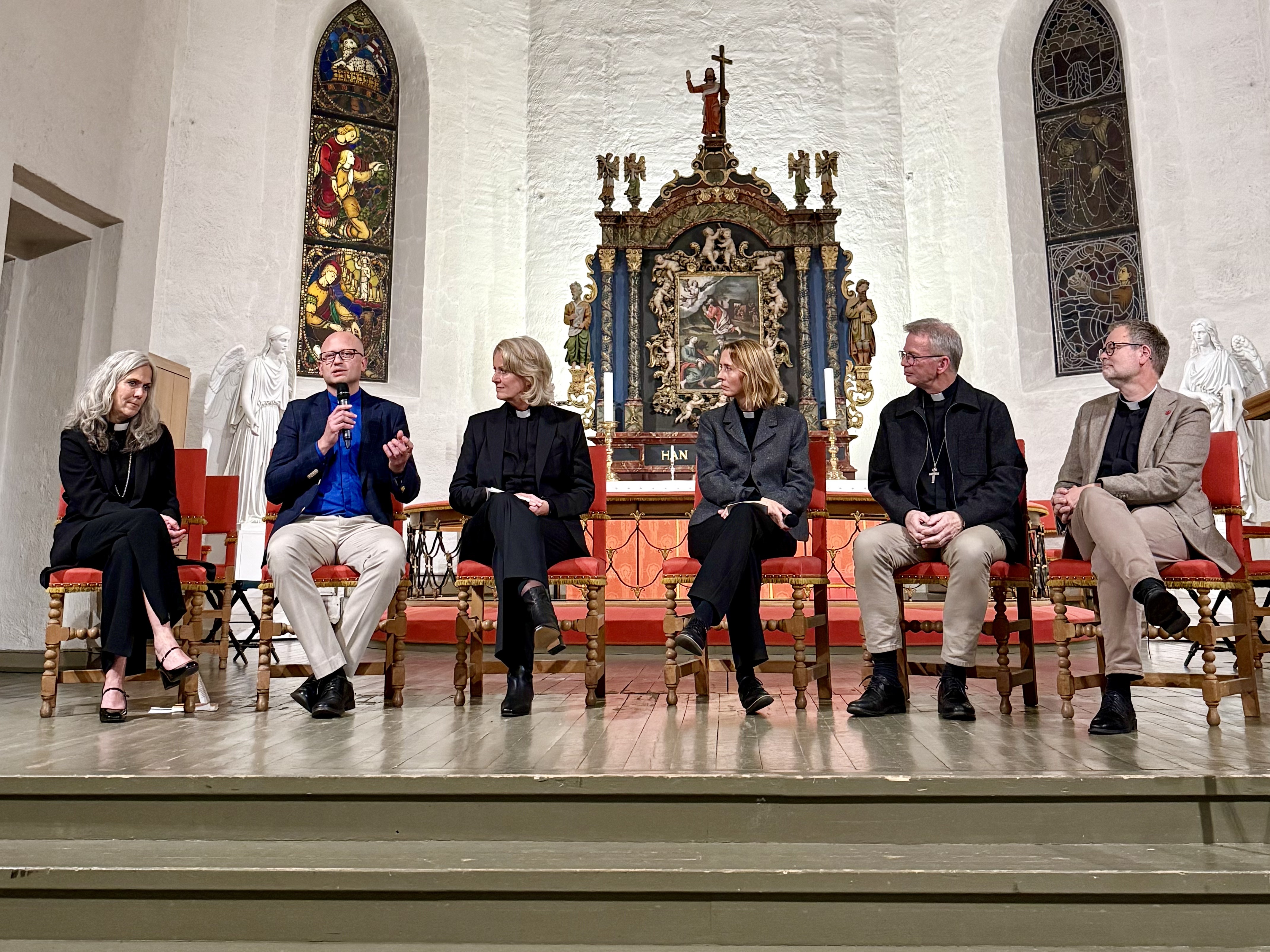 De seks bispekandidatene bød på seg selv i Tønsberg domkirke. 