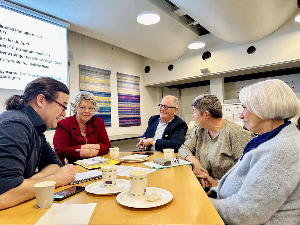 Fra samlingen i 2024. Her gir folkevalgte i Færder innspill til bispedømmerådets representant Ole Hafell. Foto: Torill Landaasen