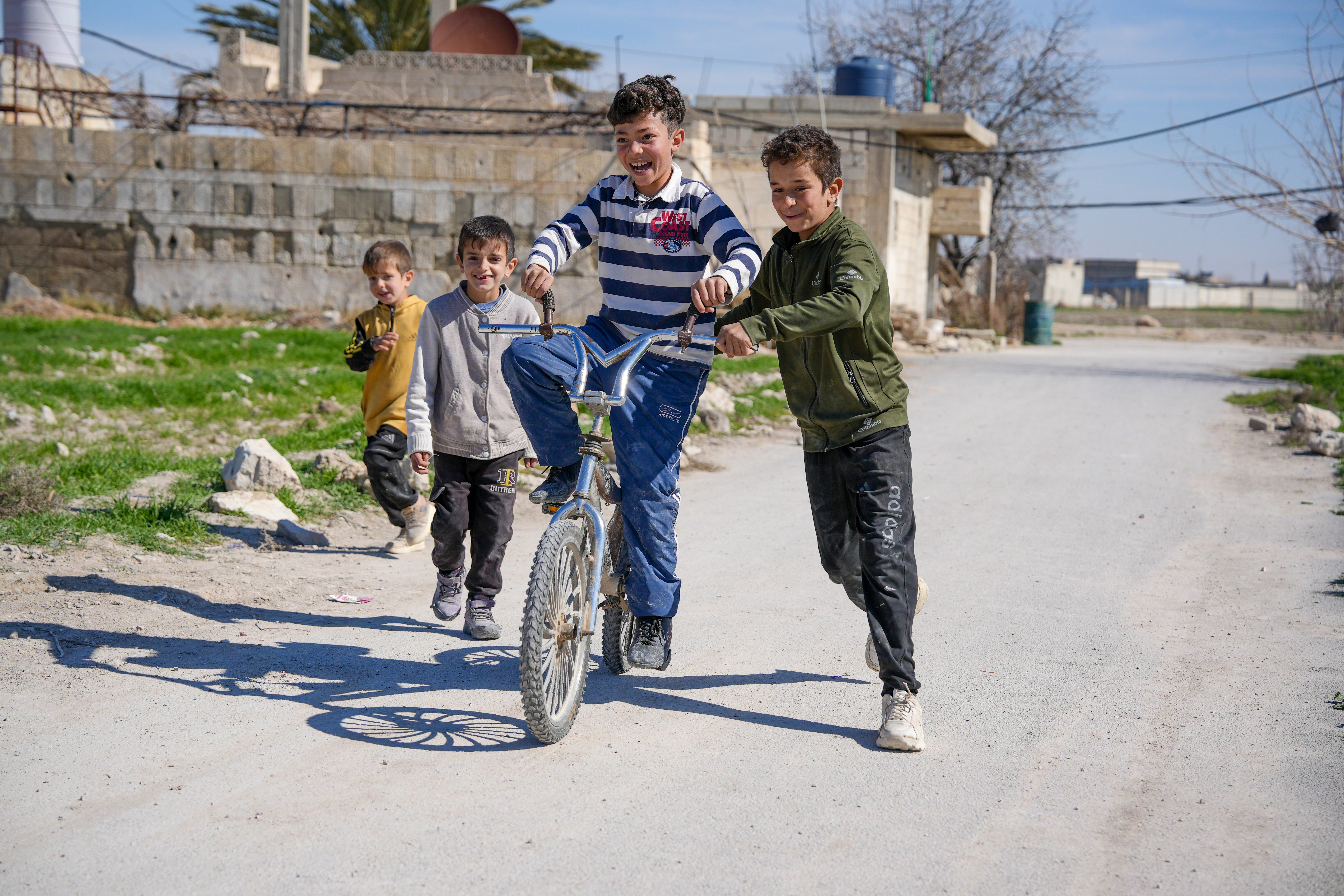 Det finnes håp! Walid Ali (11) og fetteren Hayel Kilani (13) utenfor Damaskus i Syria. Foto: Tareq Mnadili / NRC Flyktninghjelpen.