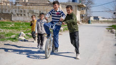 Det finnes håp! Walid Ali (11) og fetteren Hayel Kilani (13) utenfor Damaskus i Syria. Foto: Tareq Mnadili / NRC Flyktninghjelpen.