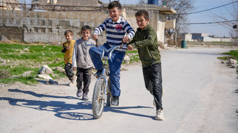 Det finnes håp! Walid Ali (11) og fetteren Hayel Kilani (13) utenfor Damaskus i Syria. Foto: Tareq Mnadili / NRC Flyktninghjelpen.