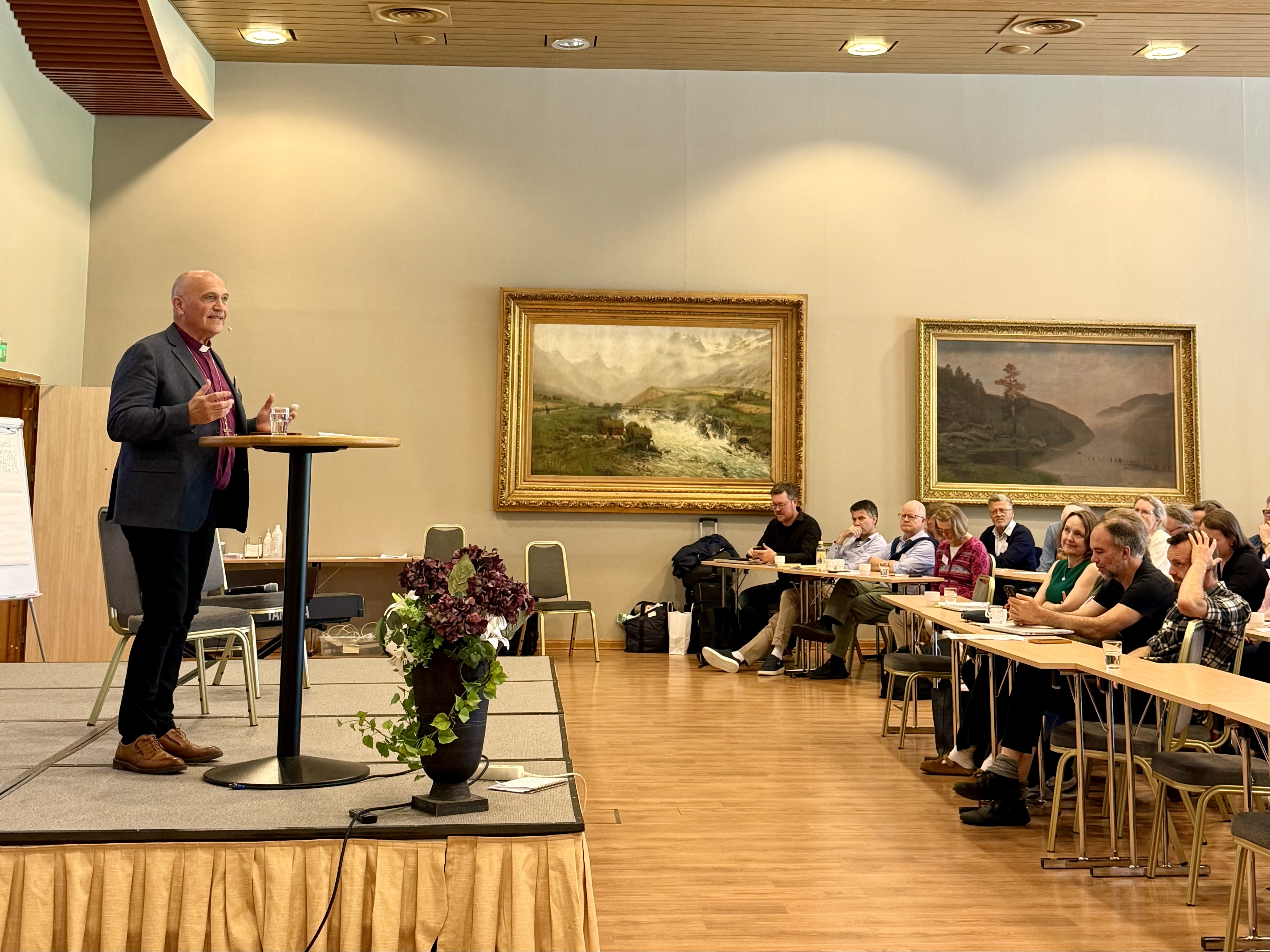 Bilskop Jan Otto Myrseth inviterte til sin siste prestesamling som biskop. – Det har vært et stort privilegium å få gjøre tjeneste i et nokså uvanlig oppdrag, som en må kunne si at bispetjenesten er – som et ganske vanlig menneske. Troen min er som de fleste andres: en blanding av tvil og håp, spørsmål og svar, usikkerhet og lengsel, sa Myrseth.