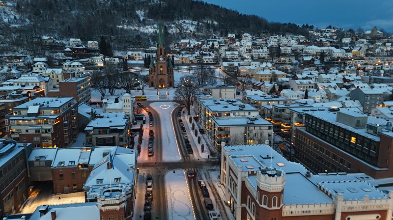 Vakker lystenning foran Bragernes kirke i forbindelse med Trafikkorfrenes dag. Foto: Buskerud fylkeskommune