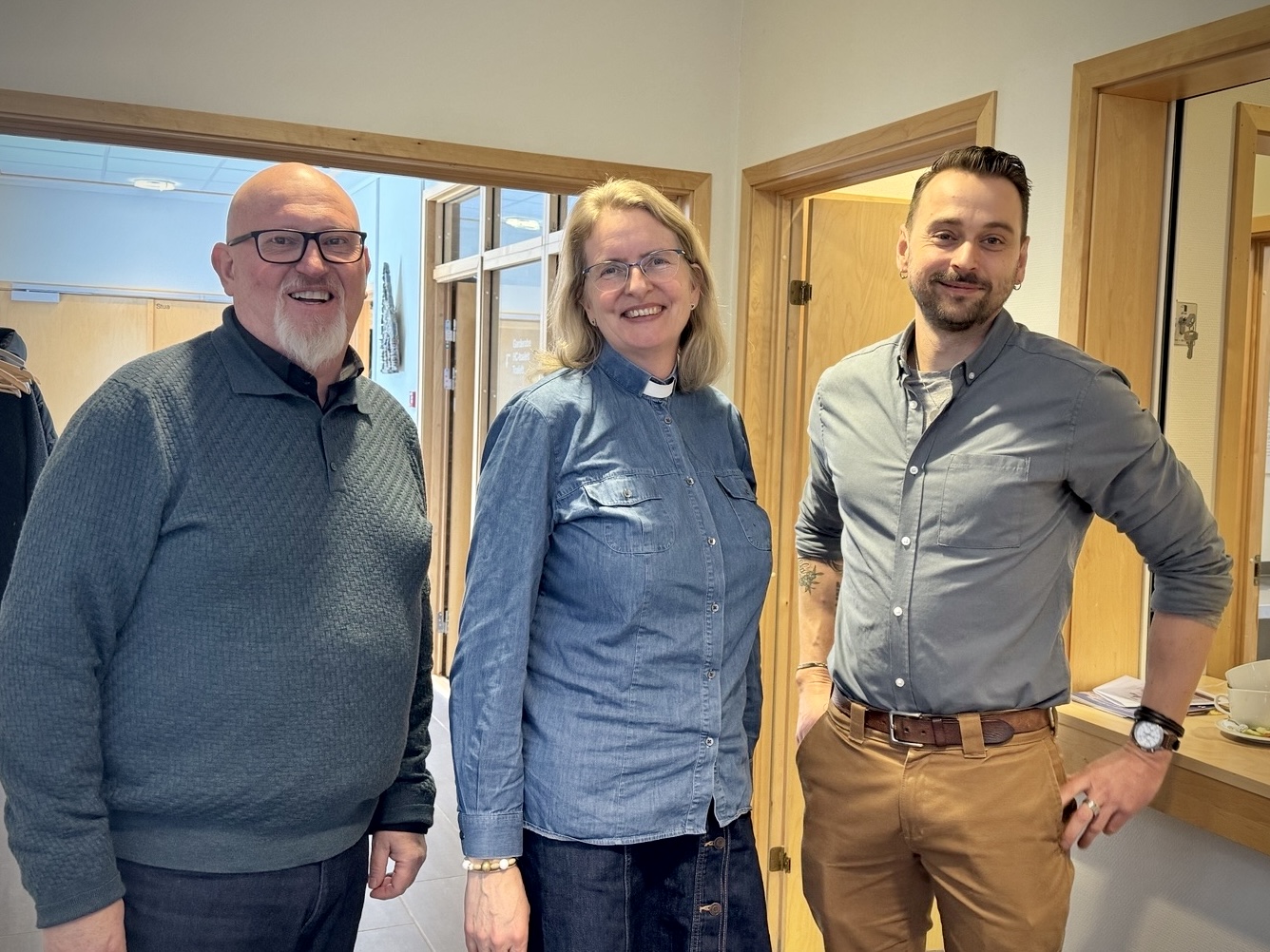 Rune Rasmussen (f.v.) bidro med viktig kompetanse på fagdagen. Her sammen med prost Sølvi Kristin Lewin og kirkeverge Jan Einar Bjerke Hals som arrangerte fagdagen sammen med bispedømmet. Foto: Astri Olga Tretterud