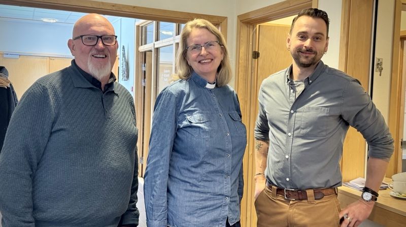 Rune Rasmussen (f.v.) bidro med viktig kompetanse på fagdagen. Her sammen med prost Sølvi Kristin Lewin og kirkeverge Jan Einar Bjerke Hals som arrangerte fagdagen sammen med bispedømmet. Foto: Astri Olga Tretterud