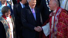 Kong Harald var til stede ved vigslingen av tre Tunsberg-biskoper: Laila Riksaasen Dahl, Per Arne Dahl og her Jan Otto Myrseth. Til venstre ser vi daværende preses Helga Haugland Byfuglien. Foto: Henrik Guii-Larsen