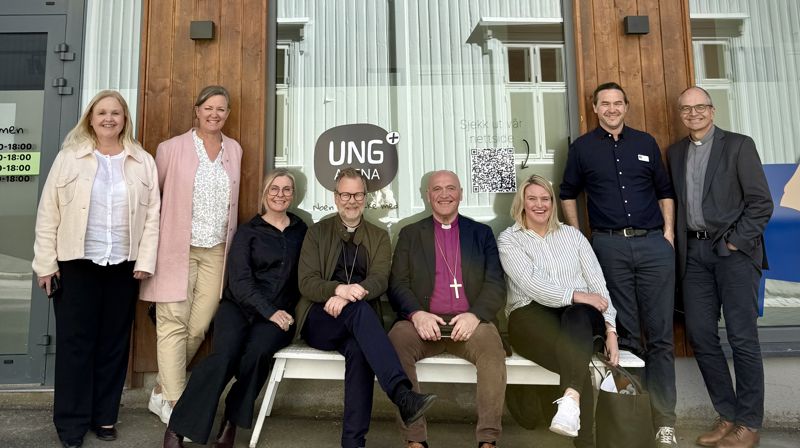 Ung Arena + er en tjeneste der Tønsberg kommune og Sykehuset i Vestfold jobber sammen for å bedre ungdommers psykiske helse. Fra venstre: Ruth Elisabeth Lien Myrvang, kirkeverge, Nina Elisabeth Reichelt, leder i menighetsrådet, Kari Seierstad, virksomhetsleder, Sveinung Hansen, domprost, Jan Otto Myrseth, biskop, Kristina Hansen-Nomme, kateket, Ole Hafell, diakon som jobber en dag i uken på Ung Arena +, og Michael Onsrud, kirkefagsjef.