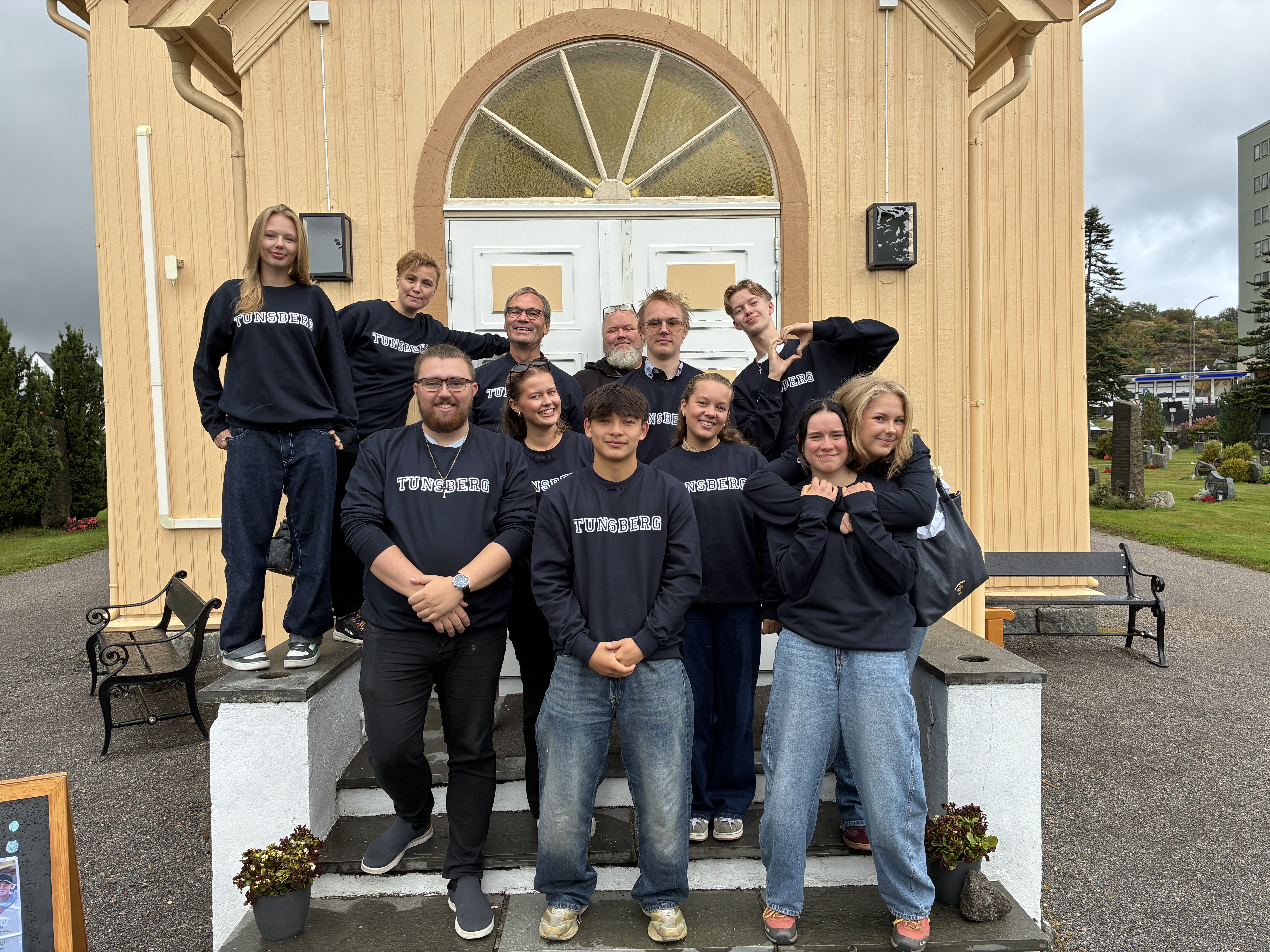 Deltakere på årets ungdomsting i Tunsberg. Bak fra venstre: Mille Chatin Ekman Riesto , Ringerike prosti, Anne- Marthe Bergsland Larsen, Ringerike prosti, Eigil Morvik, Tunsberg bispedømmekontor, Knut Zakariassen, Larvik prosti, Leo Emiil Scrøder Edvardsen, Sandefjord prosti, Håkon Wike Mørk, Sandefjord prosti. Foran fra venstre: Sebastian Kaltoft Hansen, Den norske kirkes ungdomsråd, Cornelia Bull, Sandefjord prosti, Lars Bjørnar Jentoft-Zhu, Sandefjord prosti, Linnea Flermoen, Larvik prosti, Elizabeth Fevang Koren, Tønsberg Domprosti, Lilly Oud, Ringerike prosti . Foto: Mari Braut