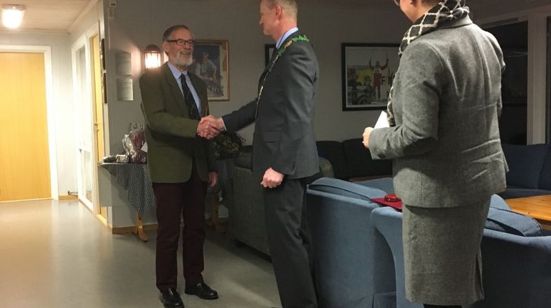 Helge Klingberg mottar gratulasjoner fra Erlend Larsen, ordfører i Stokke.