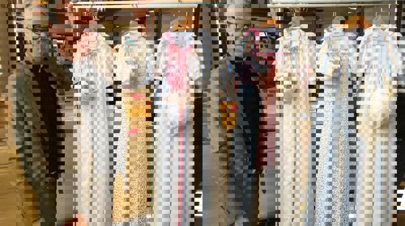 Sokneprest Jon-Geir Dittmann med noen av dåpskjolene som utstilles. Foto: Tore Dvergastein