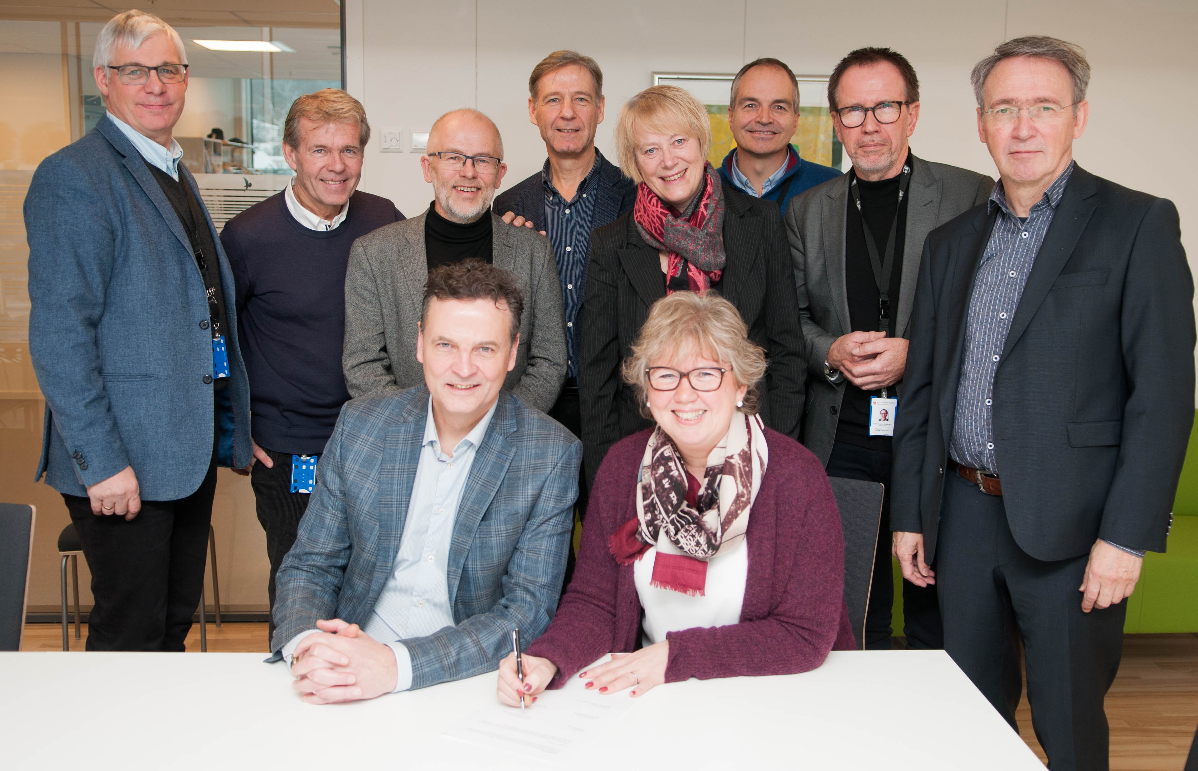 Dialogsenteret blir stiftet ved at partene underskriver stiftelsesdokumentet. Bak fv: Rådgiver Knut Edvard Larsen, biskop Per Arne Dahl, Sokneprest Ivar Flaten, Fellesrådsleder Ivar Nygård, menighetsrådsleder i Fjell Eilin Ekeland, Kirkefagsjef Michael Onsrund, direktør i Tunsberg bispedømme Rolf Simeon Andersen og prost i Drammen Kjell Ivar Berger. Forran fv: Direktør i Areopagos Raag Rolfsen og bispedømmerådsleder Lill Tone Grahl-Jacobsen.  Bilde: H.G-L