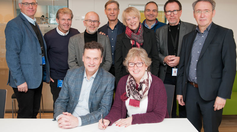 Dialogsenteret blir stiftet ved at partene underskriver stiftelsesdokumentet. Bak fv: Rådgiver Knut Edvard Larsen, biskop Per Arne Dahl, Sokneprest Ivar Flaten, Fellesrådsleder Ivar Nygård, menighetsrådsleder i Fjell Eilin Ekeland, Kirkefagsjef Michael Onsrund, direktør i Tunsberg bispedømme Rolf Simeon Andersen og prost i Drammen Kjell Ivar Berger. Forran fv: Direktør i Areopagos Raag Rolfsen og bispedømmerådsleder Lill Tone Grahl-Jacobsen. Bilde: H.G-L