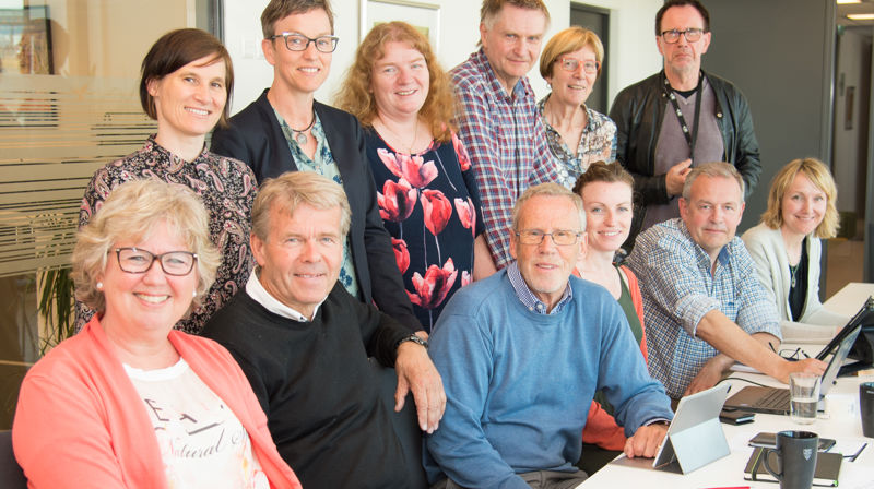 Tunsberg bispedømmeråd samlet rett etter avstemmingen der rangeringen av kandidatene ble avgjort. Foran fra venstre: LIll Tone Grahl-Jacobsen (leder), Per Arne Dahl (biskop), Arild Mikkelsen, Helene Bjerkestrand, Kjellfrid Dekko (nestleder), Linn Strømme Hummelvoll. Bak fra venstre: Merete Bekkeseth Brandsgård, Line Lappegård Furuseth, Ingjerd Breian Hedberg, Steinar Aanstad, Anne Helene Mangelrød Gjone, Rolf Simeon Andersen (stiftsdirektør). 