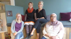 Hilde Kirkebøen (til venstre) sammen med tre engasjerte medarbeidere på kafé TID.