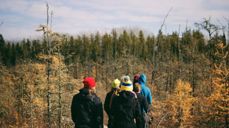 Å gå gjør noe med oss og pilegrimsvandringer er på alvor på vei til å bli et stort fenomen i Norge. Foto: Kaylee Eden on Unsplash