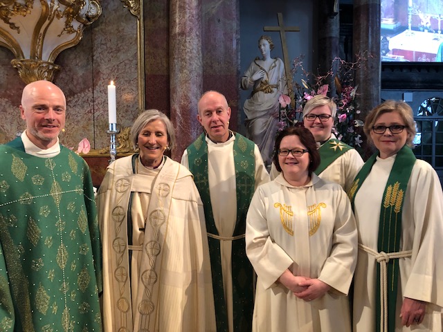 Noen av de som var involvert i avslutningsgudstjenesten. Fra venstre: Reidar Aasbø (sokneprest, Kongsberg), Herborg Finnset (biskop, Nidaros), Roar Tønnessen (prost, Kongsberg), Kristin Flatland Solbu (kantor, Kongsberg), Inger Johanne Frogh (kapellan, Kongsberg) og Nina Kirkerød (sogneprest, Sandsvær). FOTO: Lill Tone Grahl-Jacobsen.