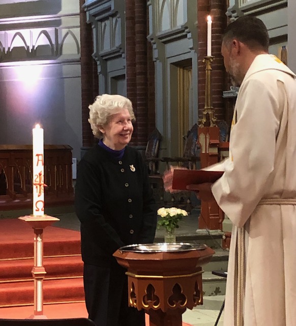 Mary Haugejorden på 78 fant endelig anledningen til å bli døpt. Prest Per Erik Karlsson Brodal utførte dåpshandlingen.  