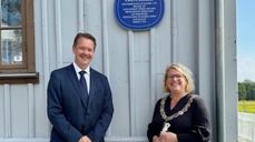 Ordfører Christina Bratli og eiendomssjef i Dnk eiendom Trond Hubred avduker blått skilt