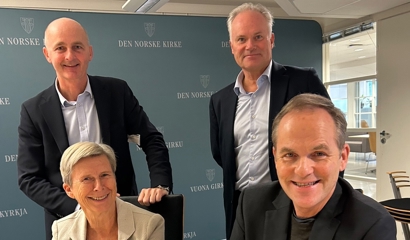 Bak fra venstre: styremedlem i Dnk eiendom Morten Stray Floberghagen og Frode Meinich. Foran fra venstre: styreleder i Dnk eiendom Anne Siiri Øyasæter og direktør i Kirkerådet Ole-Edvard Wold-Reitan